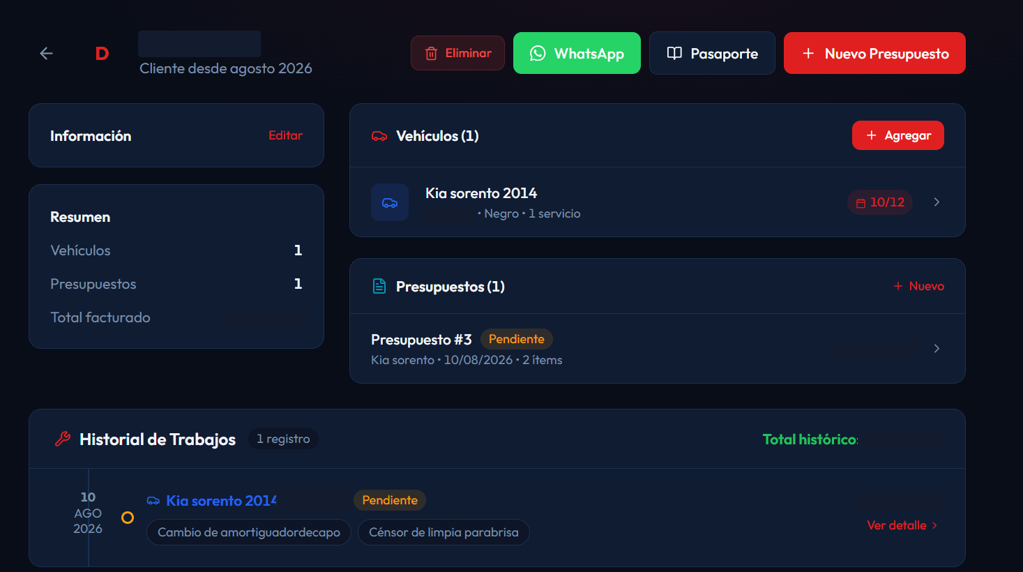 Ficha de cliente con sus vehículos, presupuestos e historial de trabajos, y contacto directo por WhatsApp.